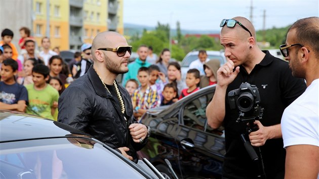 Pro slovenskho rappera Rytmuse a jeho Kontrafakt natoil Adam Pavelka (uprosted) u nkolik klip.