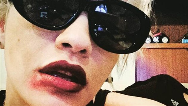 Zpvaka Rita Ora v kampani SmearForSmear