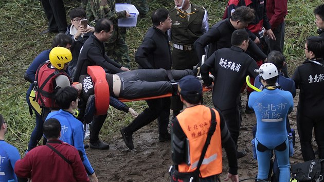 Zchrani vylovili cestujc ze zcenho tchajwanskho letadla (4. nora 2015).