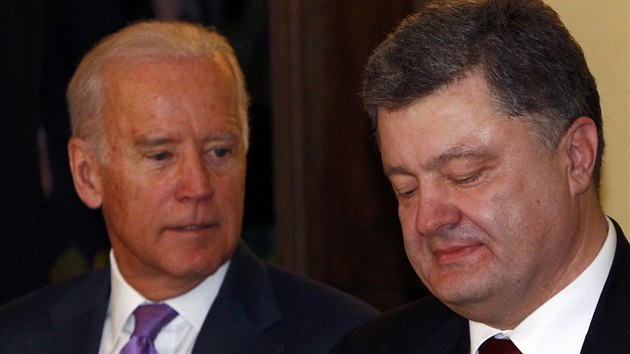 Americk viceprezident Joe Biden a ukrajinskm prezidentem Petrem Poroenkem na mnichovsk konferenci (7. nora 2015).