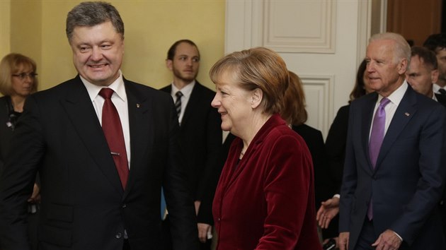 Mnichovsk bezpenostn konference se astn ukrajinsk prezident Poroenko (vlevo), nmeck kanclka Merkelov a americk viceprezident Biden (7. nora 2015).