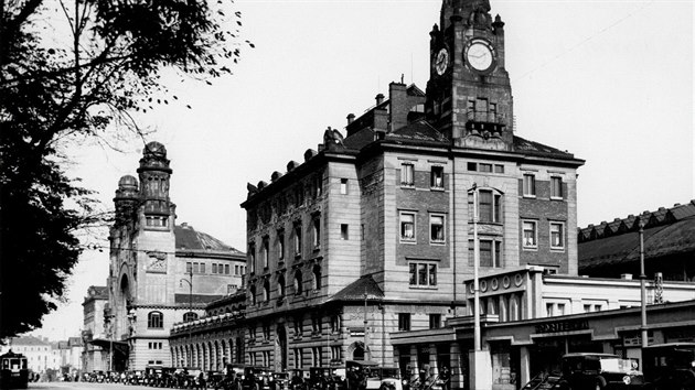 Historick budova hlavnho ndra v Praze na dobov fotografii