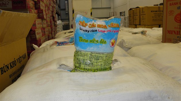 Kontejner z Vietnamu obsahoval ri msto fazol. Nakldan cibulky pak byly prolezl ervy a plsn.