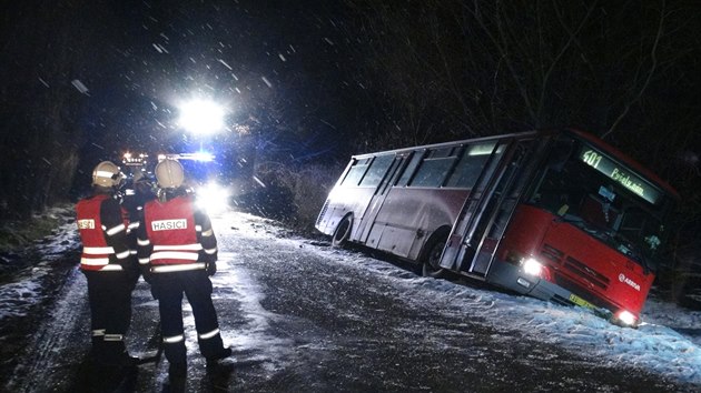 Pmstsk autobus havaroval u obce Zajeice na Beneovsku. Nikdo z cestujcch nebyl zrann (4.2.2015)