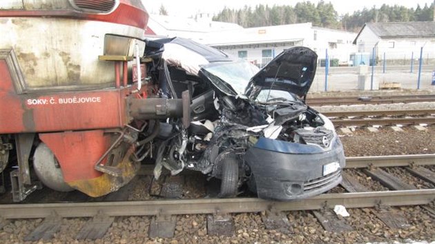 Nehoda osobnho auta a nkladnho vlaku v obci Kaplice