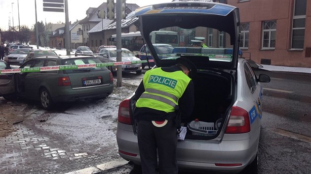 Policist honili ujdjc Audi, v Dolnch Mcholupech idi narazil do dodvky a dal se na tk.