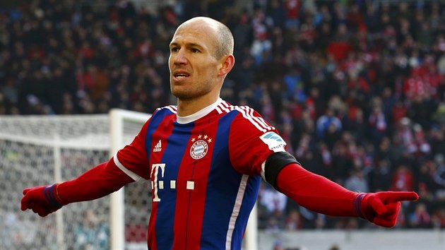 Arjen Robben, zlonk Bayernu Mnichov, oslavuje svj gl do st Stuttgartu.