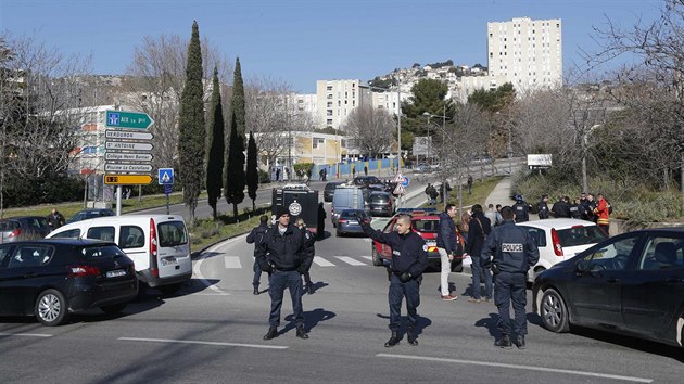 Francouzsk policie zasahuje proti tonkm ve tvrti Castellane ve mst Marseille (9. nora 2015).