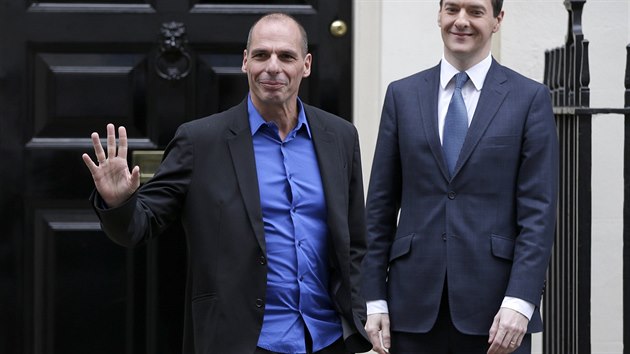 eck ministr financ Janis Varufakis bhem jednn se svm protjkem, britskm kanclem Georgem Osbornem, v Londn (2. nora 2015)