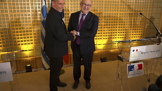 Francouzsk ministr financ Michel Sapin a jeho eck protjek Janis Varufakis bhem vzjemnho setkn v Pai (1. nora 2015)