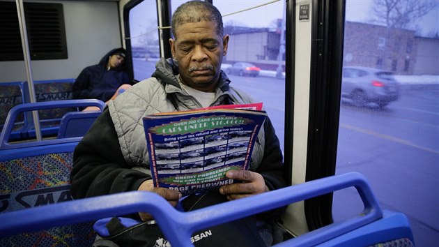 James Robertson na sv krtk cest autobusem. Pokud zrovna neusne, rd si te.