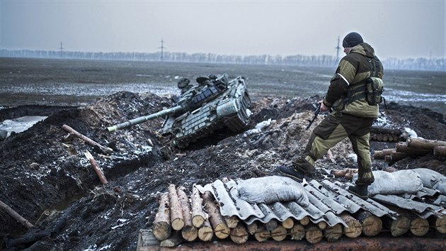 Jeden ze separatist hldkuje na nkdejm kontrolnm stanoviti ukrajinsk armdy u msta Vuhlehirsk, kter povstalci ovldli (5. nora 2015).