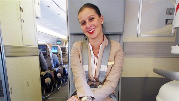 Karolna Krausov je stevardkou u leteck spolenosti Emirates Airlines