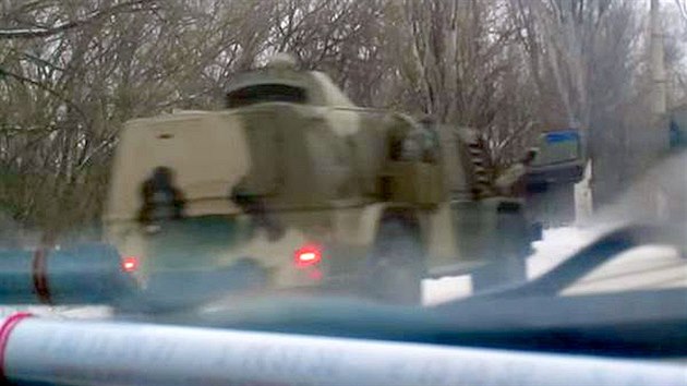 Rusk obrnnec GAZ-3937 Vodnik ve vojensk kolon na separatisty ovldanm zem u Krasnodonu.
