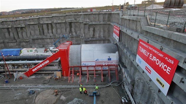 Razicí štít dostal jméno Viktorie. (3. února 2015)