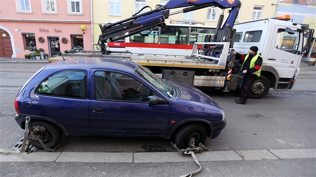 Brnnt strnci odtahuj patn parkujc idie v Hybeov ulici.