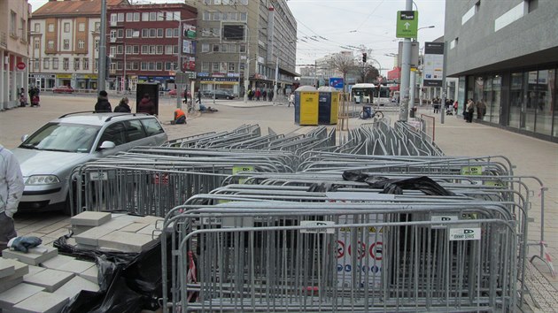 Blc se konec rekonstrukce signalizuje naskldan oplocen, kter je pipraveno k odvozu.