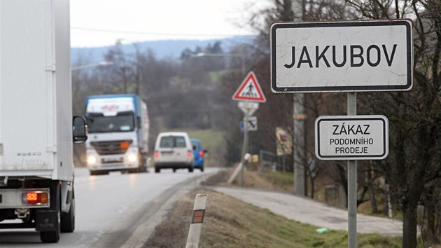 V Martnkov a Jakubov na Tebsku maj od podomnho prodeje odradit cedule umstn na dopravnch znakch oznaujcch zatek obce. Podle odbornk ale tato upozornn na znaky nepat.