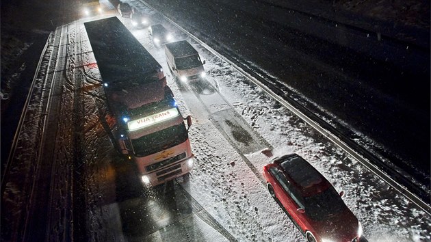 Kolem Mna se prohnala siln snhov vnice a ada dopravnch nehod paralyzovala dopravu na dlnici D1.