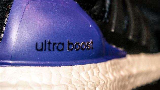 Adidas ultra boost - patn miska je umstna z vnj strany svrku.