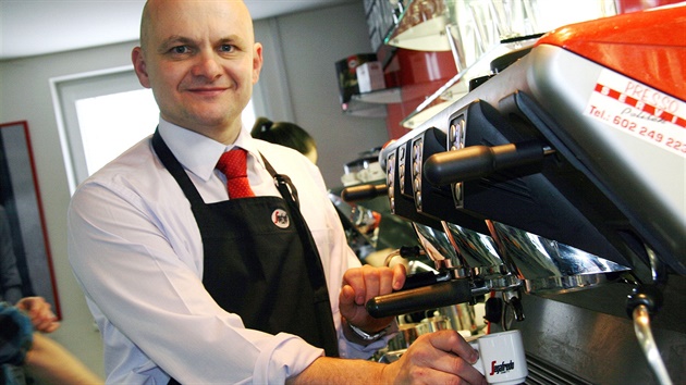 Miroslav Splavec, certifikovaný barista a trenér barist kávové koly, buduje...