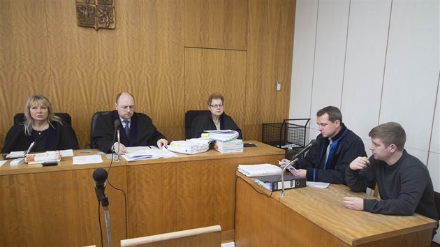 Petr Plek (zcela vpravo) u uherskohradiskho soudu.