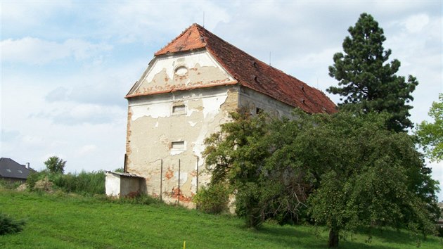 Alespo doasn by budov spky pomohla oprava stechy.