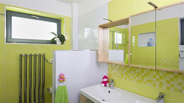 Neutrln barevn ladn interiru poruuje lut koupelna, zsti obloen hravou mozaikou