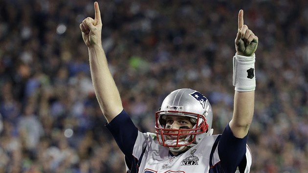 Quarterback Tom Brady se raduje z triumfu New England Patriots, k nmu pispl vraznou mrou.