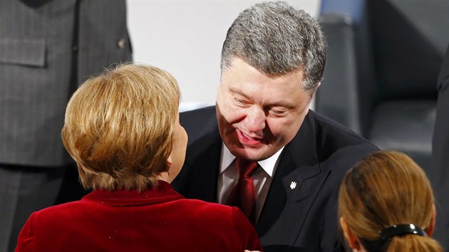 Nmeck kanclka Angela Merkelov vt na bezpenostn konferenci v Mnichov v sobotu 7. nora 2015 ukrajinskho prezidenta Petra Poroenka.