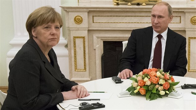 Nmeck kanclka Angela Merkelov a rusk prezident Vladimir Putin v ptek jednali pt hodin.