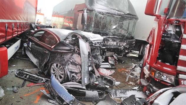 Hromadn nehoda destek aut v nedli 8. nora na pl dne zavela dlnici D1 u Jihlavy.