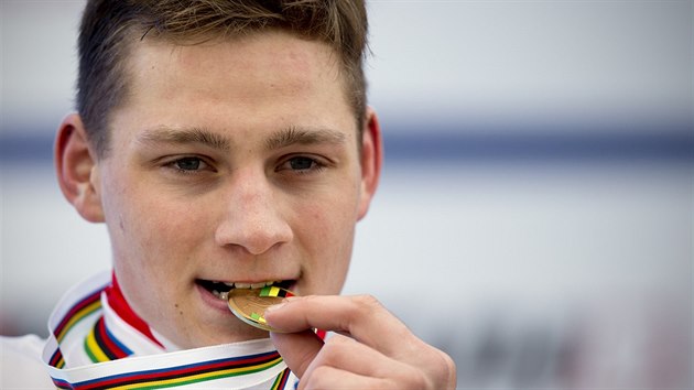 TAK CHUTN ZLATO. Mathieu Van Der Poel z Nizozemska se v Tboe stal mistrem svta v cyklokrosu.