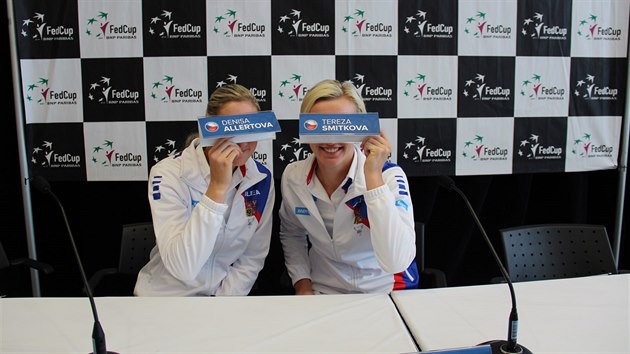 Denisa Allertov (vlevo) a Tereza Smitkov na tiskov konferenci ped zpasem 1. kola Fed Cupu