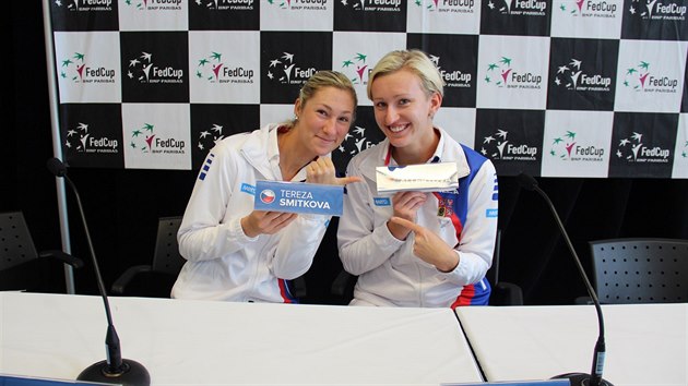 Denisa Allertov (vlevo) a Tereza Smitkov na tiskov konferenci ped 1. kolem Fed Cupu