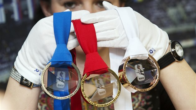 TO JSOU ONY. Sada medailí pro hokejový šampionát v Praze a Ostravě