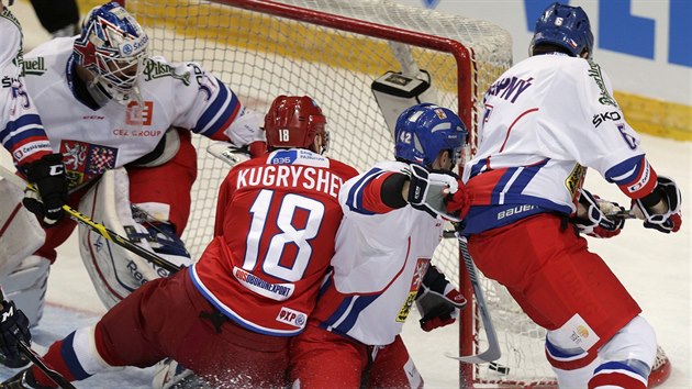 SRKA. Rus Dmitrij Kugryev (druh zleva) vltl do esk branky, kterou str Alexander Salk (zcela vlevo), situaci pihlej Petr Koukal (druh zprava) a Michal Kempn (zcela vpravo).