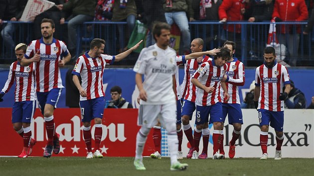 Tiago (tet zprava) z Atltica Madrid pijm gratulace k brance do st Realu Madrid.