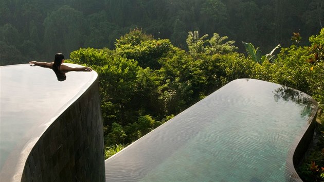 Indonsie, Bali, hotel Hanging Gardens v Ubudu nabz vily s vlastnm terasovitm nekonenm baznem s vhledem na detn prales a eku Ayung.