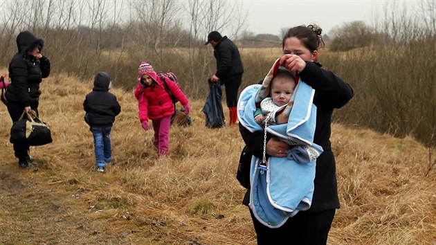 Kosovt Albnci nelegln pekrauj srbsko-maarsk hranice (6. nora 2015).