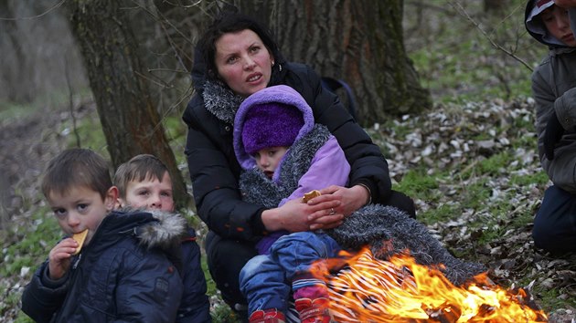 Kosovt Albnci nelegln pekrauj srbsko-maarsk hranice (6. nora 2015).