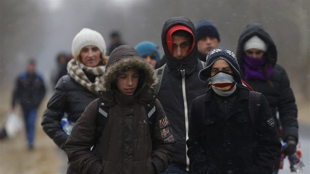 Kosovt Albnci nelegln pekrauj srbsko-maarsk hranice (6. nora 2015).