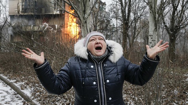 Obytn domy v Doncku tce pokodila stelba proruskch separatist i ukrajinsk armdy (Ukrajina, 9. nora 2015).