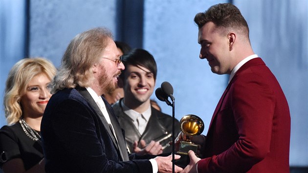 Barry Gibb pedv Samu Smithovi cenu za nejlep popov album (2014). Gibb byl lenem Bee Gees, kte byli ocenn za celoivotn pnos.