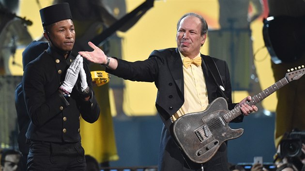 Pharrell Williams (vlevo) a legendrn skladatel Hans Zimmer na 57. Grammy vystoupili s psn Happy.