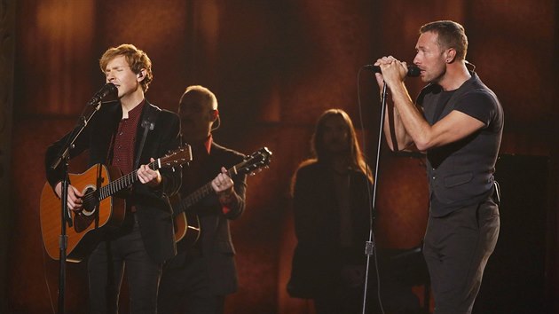 Beck si na Grammy zazpval s Chrise Martinem z Coldplay.
