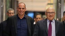 ecký ministr financí Janis Varufakis a jeho francouzský protjek Michel Sapin...