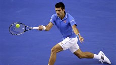 ELEGANCE. Novak Djokovi odvrací míek na stranu Andyho Murrayho.