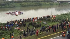 Záchranné práce po pádu tchajwanského letadla (4. února 2015).