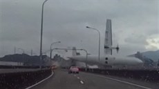 Fotografie poízená z videa zachycující pád tchajwanského letadla (4. února...